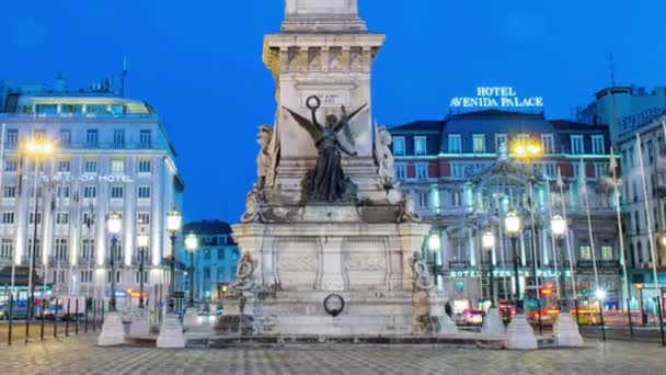 Monument voor de Restauratoren timelapse hyperlapse op Restauradores Square Lissabon, Portugal. — Stockvideo