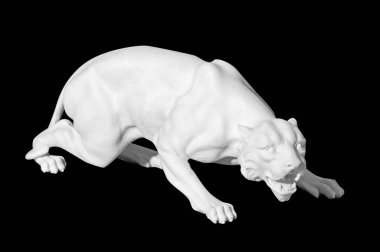 Siyah arka planda vahşi bir kedinin klasik mermer heykeli.