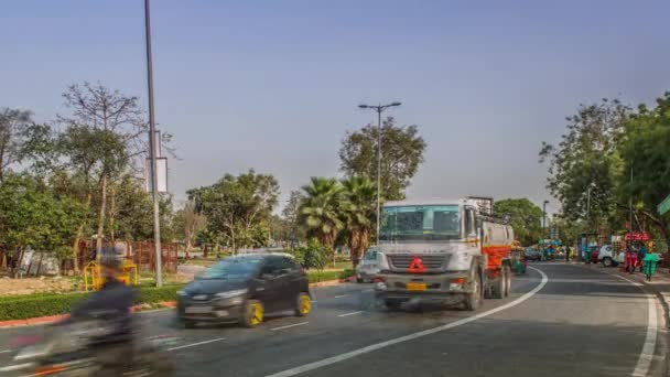 Heavy car traffic in the city center of Delhi, India. — Stock Video