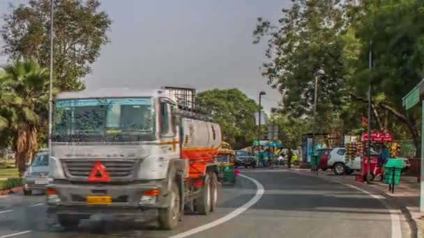 Ciężki ruch samochodowy w centrum Delhi, Indie. — Wideo stockowe