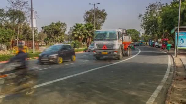 Ciężki ruch samochodowy w centrum Delhi, Indie. — Wideo stockowe