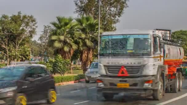 Trafic automobile lourd dans le centre-ville de Delhi, en Inde . — Video