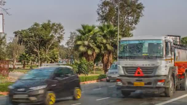 Heavy car traffic in the city center of Delhi, India. — Stock Video