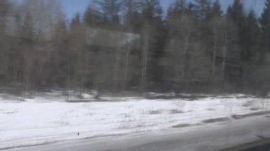 --Dan pencere eşiği hareket eden bir trenin görünümü