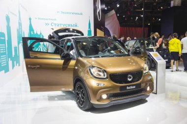 MOSCOW-AUGust 26, 2016: İş adamları Uluslararası Otomobil Salonu 'ndaki Mercedes-Benz' e büyük ilgi gösterdiler