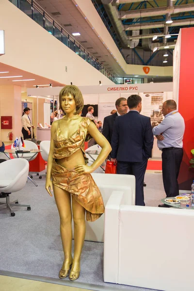 Girl Fashion Model Depicts Sculpture Metal International Exhibition Industry — Stock Photo, Image