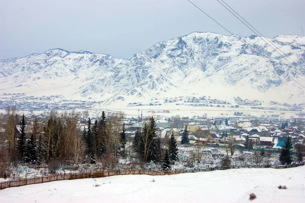 Маленьке село на тлі зимових гір — стокове фото