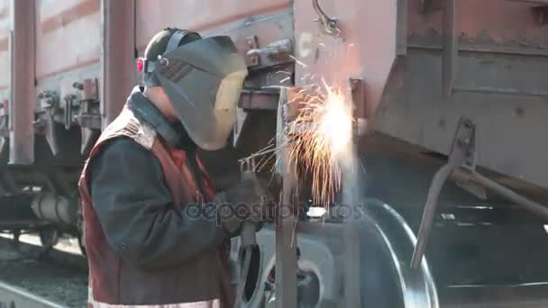 Man welding railway carriage — Stock Video