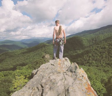 Dağcı kaya üzerine.