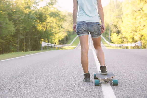 Menina com longboard . — Fotografia de Stock