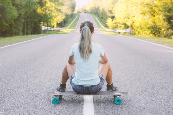 Mädchen mit Longboard. Stockfoto