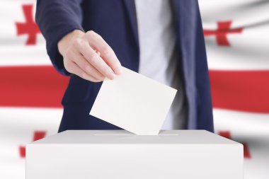 Oylama. Bir oy pusulası koyarak adam.