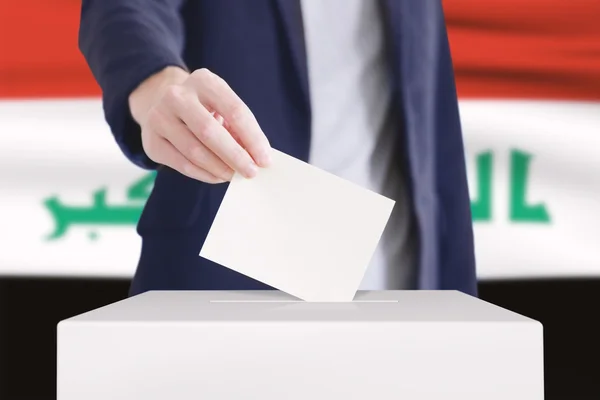 Votación. Un hombre votando. . —  Fotos de Stock