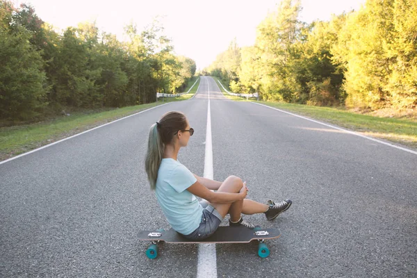 Κορίτσι με longboard. — Φωτογραφία Αρχείου