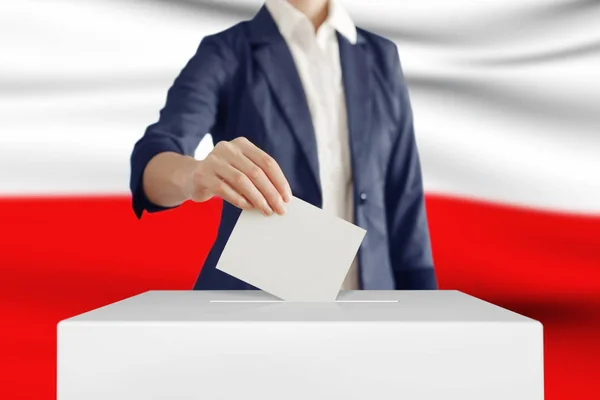 Votação. Mulher a fazer uma votação . — Fotografia de Stock