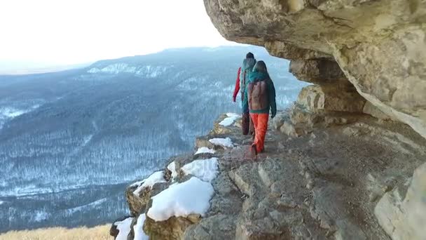 崖の端の上を歩く旅行者のカップル — ストック動画