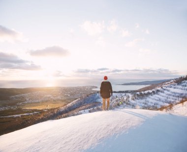 Gün batımında bakarak Gezgin. 