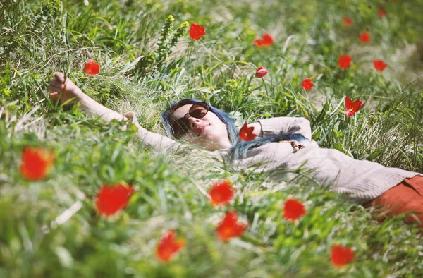 Menina deitada no campo de tulipas . Imagens De Bancos De Imagens Sem Royalties