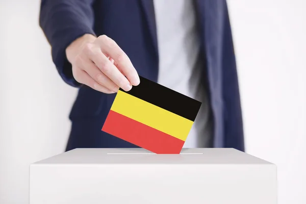 Votación. Un hombre votando. . — Foto de Stock