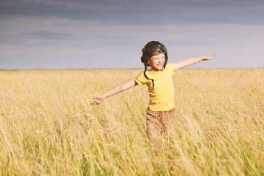 Genç çocuk giyinmiş olarak pilot.