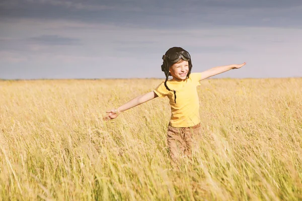 Genç çocuk giyinmiş olarak pilot.