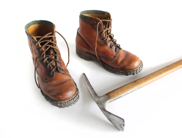 Botas de montanha e Ice Axe . — Fotografia de Stock