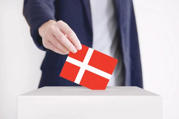 Voting. Man putting a ballot — Stock Photo, Image