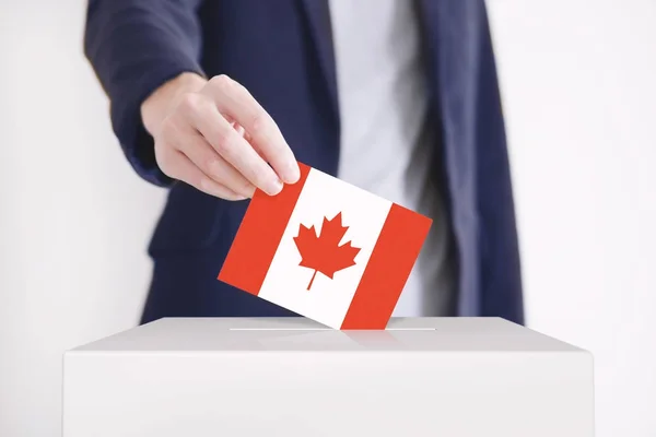 Voting. Man putting a ballot — Stock Photo, Image