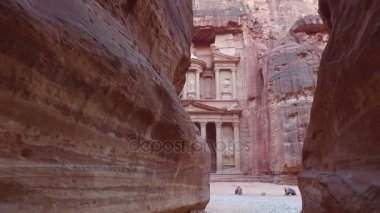 Petra - eski şehir, hazine görünümünden olarak Siq gorge. Ürdün.