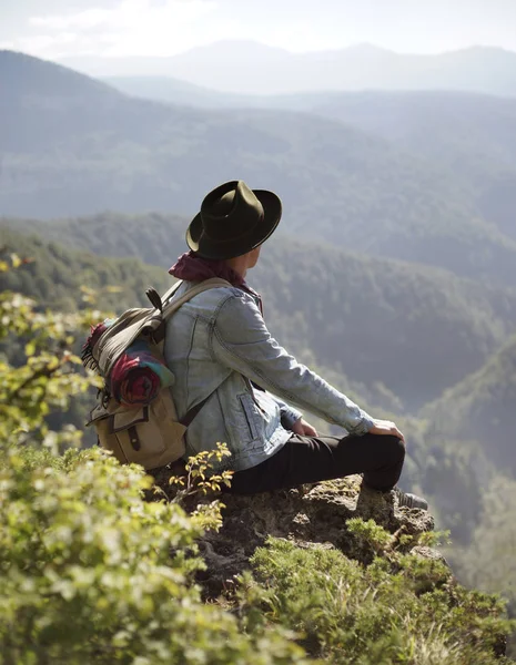 Viaggiatore che fissa le montagne . — Foto Stock