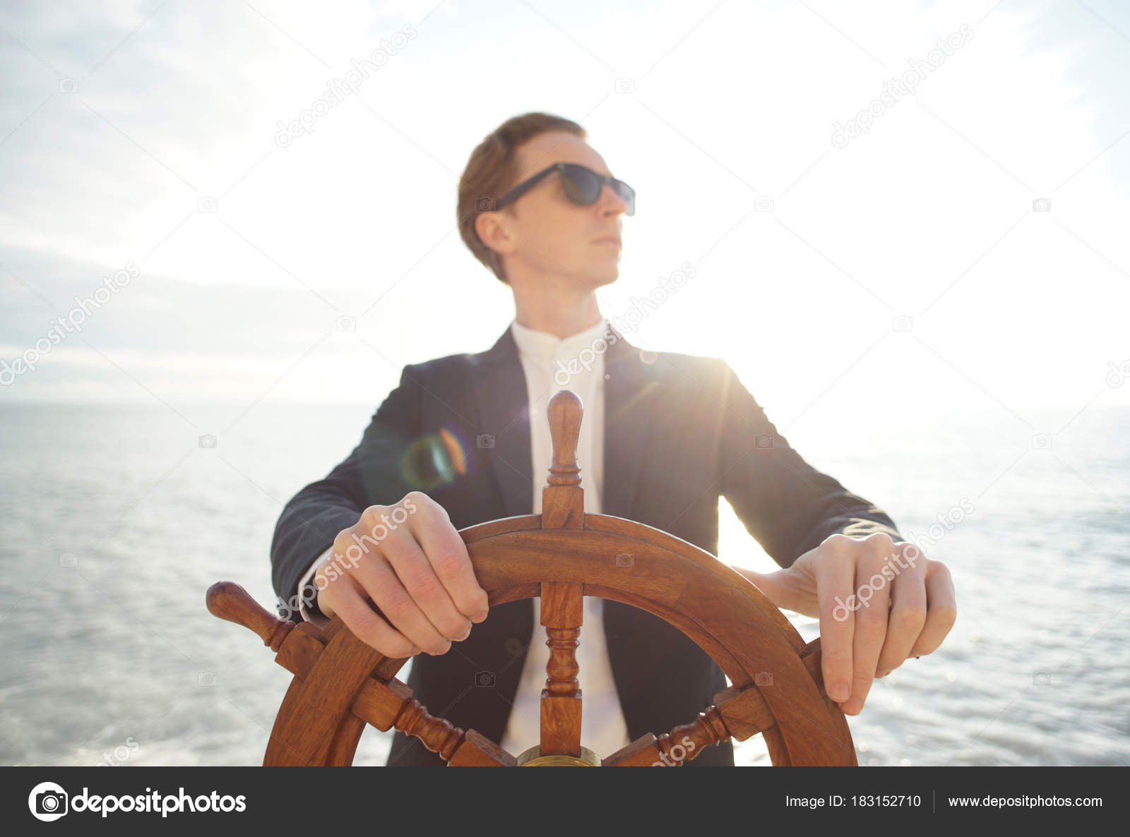 группа людей управляющая кораблем. морские профессии на корабле. женщина за штурвалом. военные моряки казахстана. группа людей управляющая кораблем.