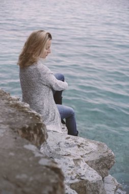 sahil üzerinde kadın 