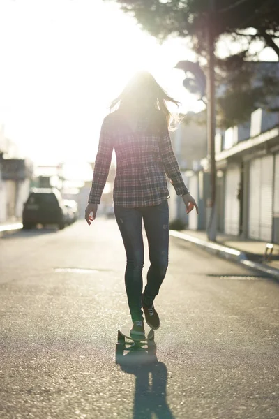 Chica montando en un longboard — Foto de Stock