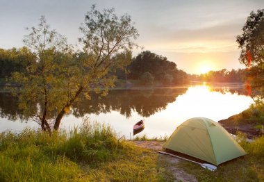 Nehirde yaz günbatımı.