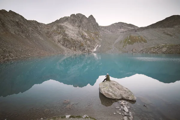 Petite silhouette de voyageur regardant le lac . — Photo