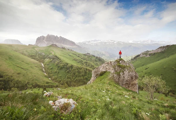 Piccola silhouette di viaggiatore in cima alla roccia . — Foto Stock