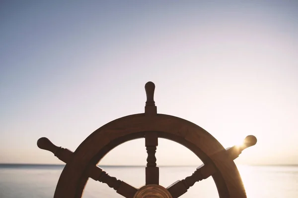 背景に海と船の舵. — ストック写真