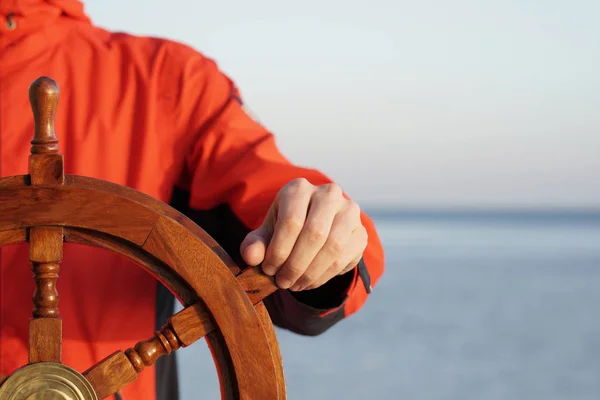 Hand op schip roer. — Stockfoto