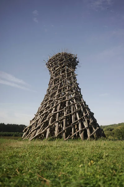 Rússia, Nikola-Lenivets - 13 de agosto de 2019. Escultura de madeira Farol no Parque de Arte Nikola Lenivets. Região de Kaluga . — Fotografia de Stock