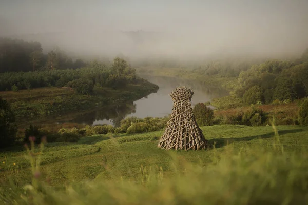 Russie, Nikola-Lenivets - 13 août 2019.Sculpture en bois Phare dans le parc d'art Nikola Lenivets à la lumière du matin. Région de Kalouga . — Photo