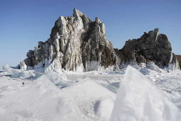 Jezioro Bajkał w zimie. Widok na Burkhan Cape and Szaman Rock, Wyspa Olkhon, Syberia, Rosja. — Zdjęcie stockowe