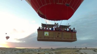 Kapadokya, Goreme, Türkiye - Ekim 12018 Başlarının üzerinde uçan sıcak hava balonları.