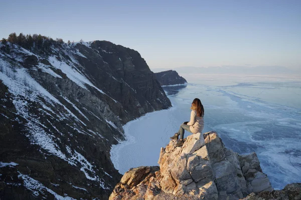 Baikalsee Winter Frau Sitzt Auf Einem Felsvorsprung Und Blickt Auf — Stockfoto