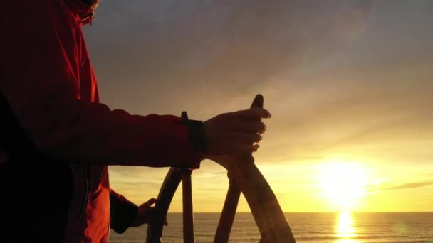 Mann Hält Schiffsruder Sonnenuntergang — Stockvideo