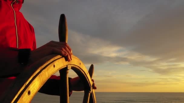 Capitán Sosteniendo Timón Bueyes Del Barco — Vídeos de Stock