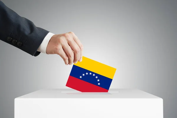 Man putting a ballot into a voting box. — Stock Photo, Image