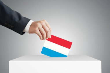 Bir oy oy kutusunu koyarak adam.