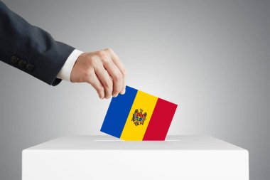 Bir oy oy kutusunu koyarak adam.