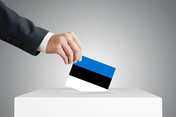 Mann wirft Stimmzettel in Wahlurne. — Stockfoto