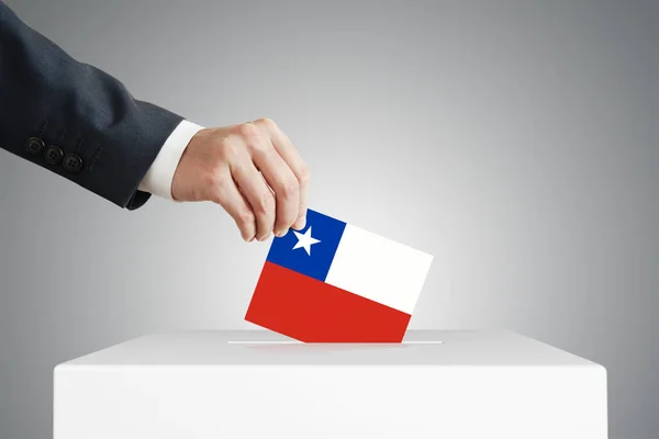 Hombre Poniendo Una Boleta Votación Una Caja Con Bandera Chilena — Foto de Stock